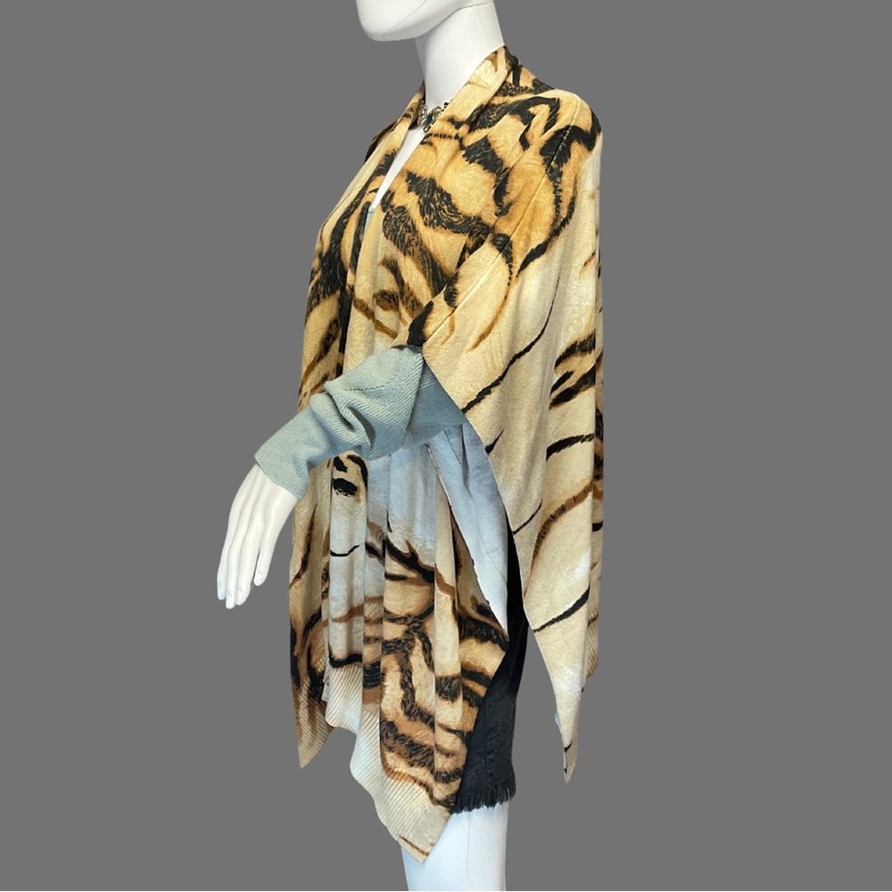 Chicos Women's Tiger Essence Covering Ruana Natural Cream Sz S/M NWT! $109 MSRP - Picture 2 of 4